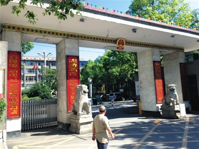 洪江区管委会门口没有任何显示机关名称的标牌,只有两副对联,与洪江市政府大楼形成了鲜明对比。 新京报记者 韩雪枫 摄
