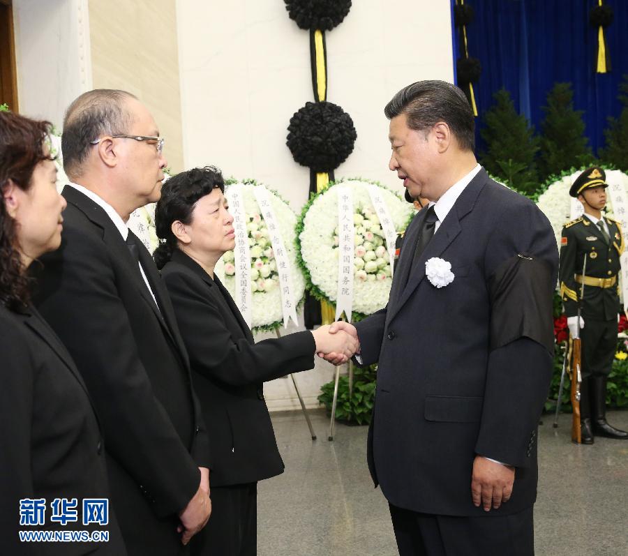 8月16日，尉健行同志遗体在北京八宝山革命公墓火化。习近平、李克强、张德江、俞正声、刘云山、王岐山、张高丽、胡锦涛等前往八宝山送别，江泽民在外地送花圈表示哀悼。这是习近平与尉健行亲属握手，表示深切慰问。新华社记者刘卫兵摄