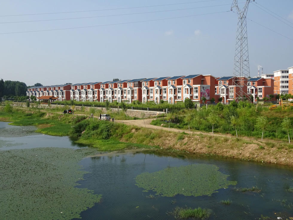 河南南阳大片违规别墅群空如"鬼村"