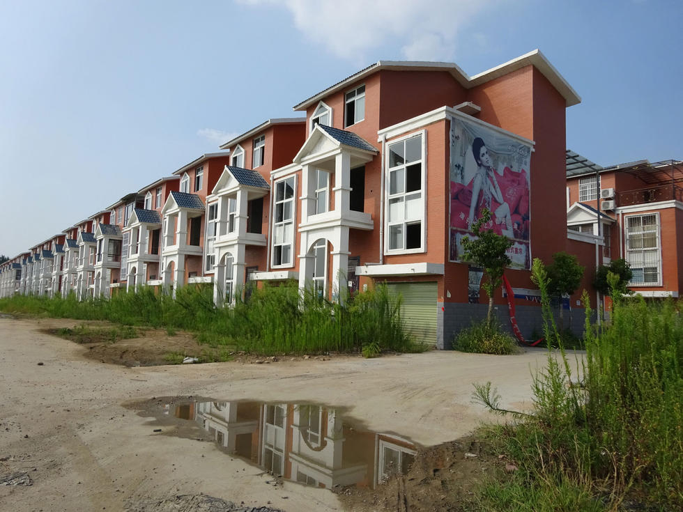 河南南阳大片违规别墅群空如鬼村