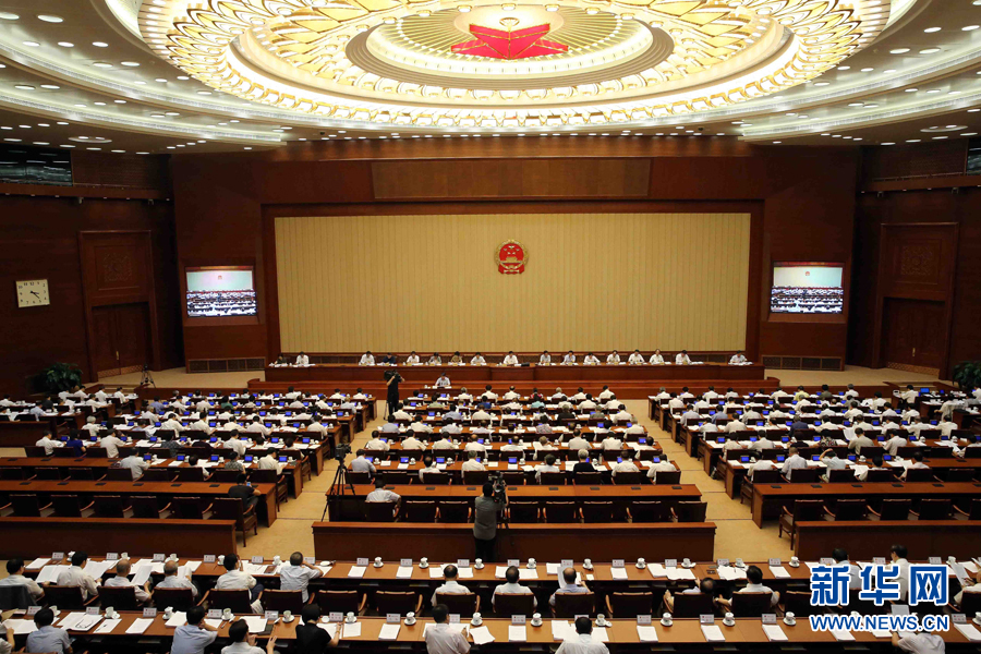 8月27日,十二届全国人大常委会第十六次会议在北京人民大会堂举行第二次全体会议。张德江委员长出席。 新华社记者刘卫兵摄 8月27日,十二届全国人大常委会第十六次会议在北京人民大会堂举行第二次全体会议。张德江委员长出席。 新华社记者刘卫兵摄