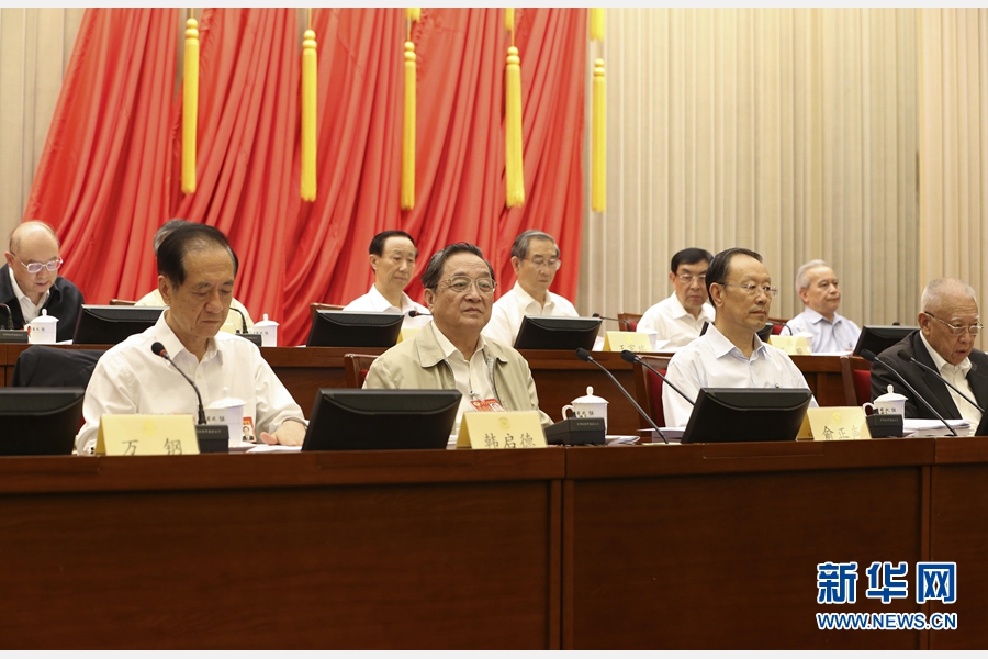 8月27日，全国政协十二届常委会第十二次会议举行全体会议，15位常委围绕&ldquo;积极培育和践行社会主义核心价值观&rdquo;作大会发言。全国政协主席俞正声出席会议。 新华社记者 丁林 摄