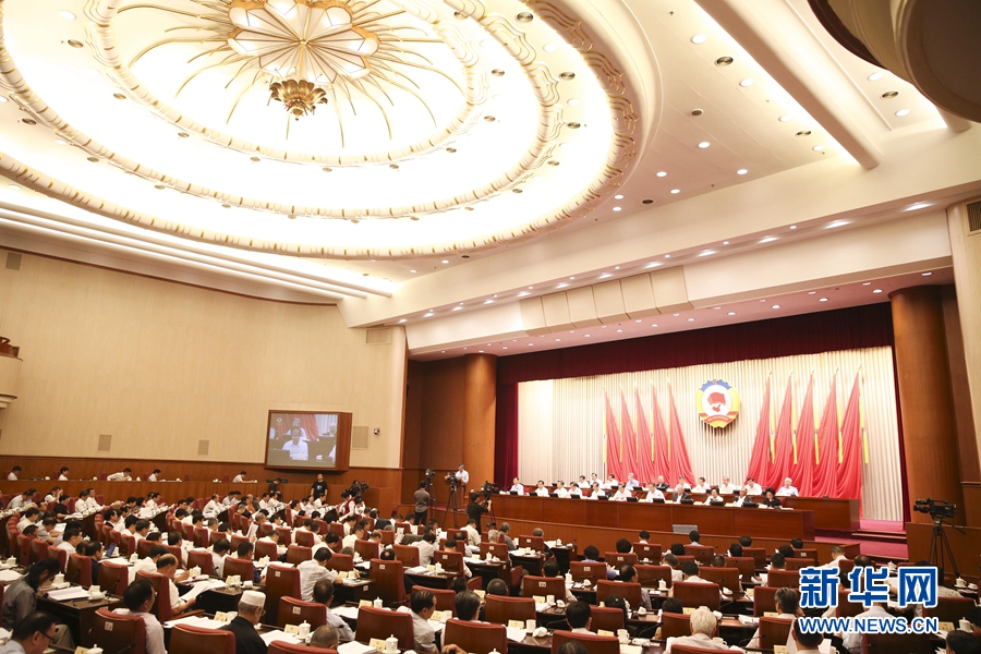 8月27日，全国政协十二届常委会第十二次会议举行全体会议，15位常委围绕&ldquo;积极培育和践行社会主义核心价值观&rdquo;作大会发言。全国政协主席俞正声出席会议。 新华社记者 丁林 摄