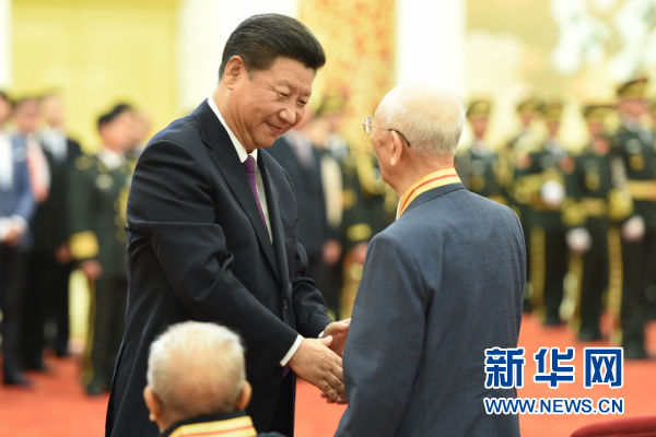 9月2日，中共中央总书记、国家主席、中央军委主席习近平在北京人民大会堂向30名抗战老战士老同志、抗战将领、帮助和支持中国抗战的国际友人或其遗属代表颁发中国人民抗日战争胜利70周年纪念章并发表重要讲话。新华社记者 李学仁 摄 