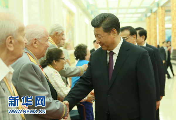 9月2日，中共中央总书记、国家主席、中央军委主席习近平在北京人民大会堂向30名抗战老战士老同志、抗战将领、帮助和支持中国抗战的国际友人或其遗属代表颁发中国人民抗日战争胜利70周年纪念章并发表重要讲话。新华社记者 兰红光 摄