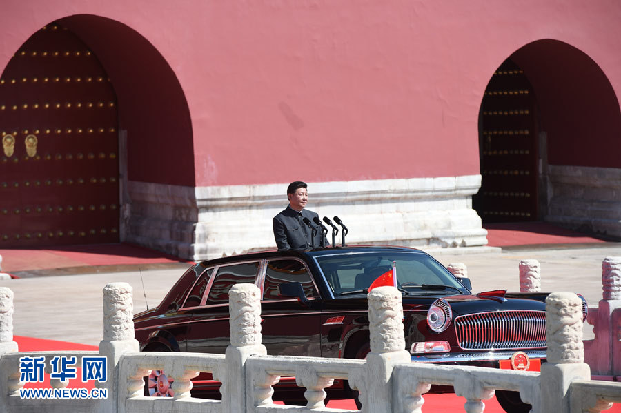 这是中共中央总书记,国家主席,中央军委主席习近平乘检阅车经过金水桥