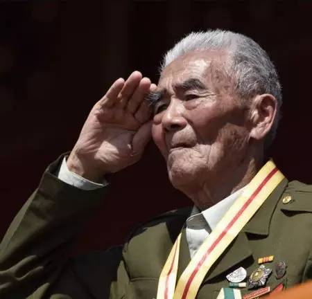 21万名抗战英雄获颁纪念章血肉之躯筑起民族脊梁