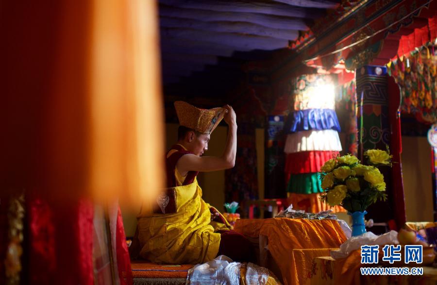 新华社照片,拉萨,2015年9月5日 西藏活佛的一天 达隆寺夏仲活佛在法会