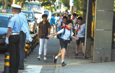 北京中小学集中开学 红色元素成主题