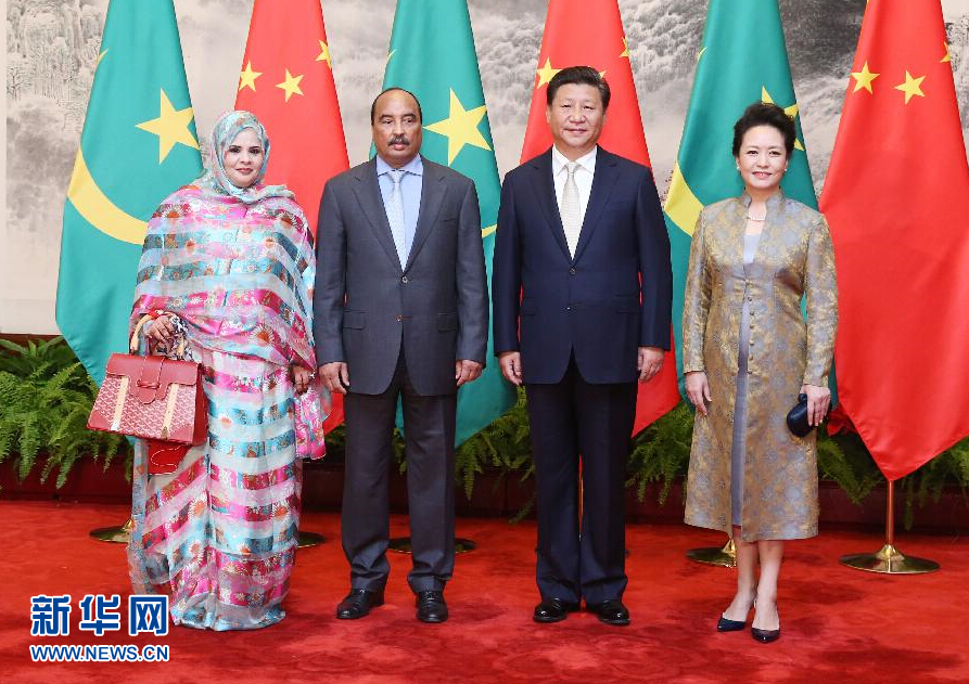 9月14日，国家主席习近平在北京人民大会堂东门外广场为毛里塔尼亚总统阿齐兹举行欢迎仪式。这是习近平主席和夫人彭丽媛在人民大会堂同阿齐兹总统夫妇合影。新华社记者姚大伟摄 