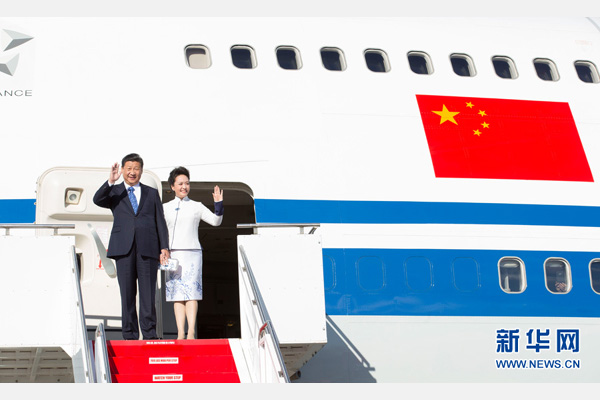 9月22日，国家主席习近平抵达美国华盛顿州最大城市西雅图，开始对美国进行国事访问。这是习近平和夫人彭丽媛步出舱门。 新华社记者黄敬文摄 