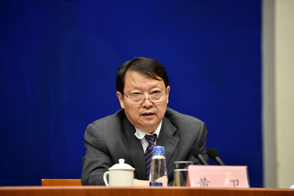 图为新疆维吾尔自治区党委常委,自治区常务副主席黄卫介绍情况.