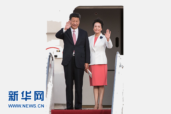 9月24日,国家主席习近平乘专机抵达美国首都华盛顿,继续对美国进行国事访问。这是习近平和夫人彭丽媛乘坐专机抵达华盛顿安德鲁斯空军基地。新华社记者王晔摄 9月24日,国家主席习近平乘专机抵达美国首都华盛顿,继续对美国进行国事访问。这是习近平和夫人彭丽媛乘坐专机抵达华盛顿安德鲁斯空军基地。新华社记者王晔摄