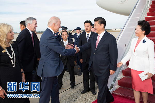 9月24日,国家主席习近平乘专机抵达美国首都华盛顿,继续对美国进行国事访问。美国副总统拜登和夫人专程来到机场,热情欢迎习近平和夫人彭丽媛。新华社记者黄敬文摄 9月24日,国家主席习近平乘专机抵达美国首都华盛顿,继续对美国进行国事访问。美国副总统拜登和夫人专程来到机场,热情欢迎习近平和夫人彭丽媛。新华社记者黄敬文摄