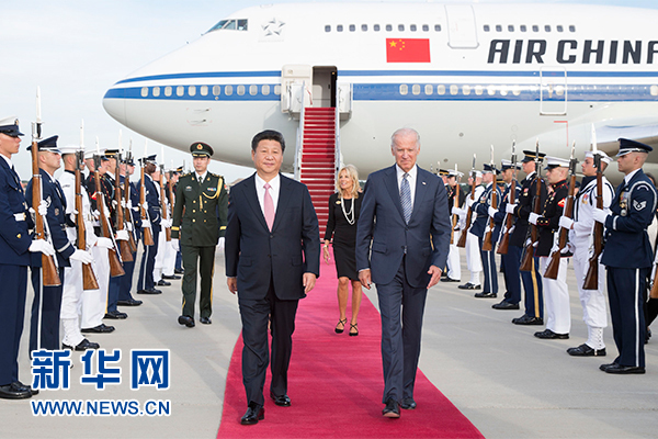 9月24日,国家主席习近平乘专机抵达美国首都华盛顿,继续对美国进行国事访问。美国副总统拜登和夫人专程来到机场,热情欢迎习近平和夫人彭丽媛。新华社记者黄敬文摄 9月24日,国家主席习近平乘专机抵达美国首都华盛顿,继续对美国进行国事访问。美国副总统拜登和夫人专程来到机场,热情欢迎习近平和夫人彭丽媛。新华社记者黄敬文摄