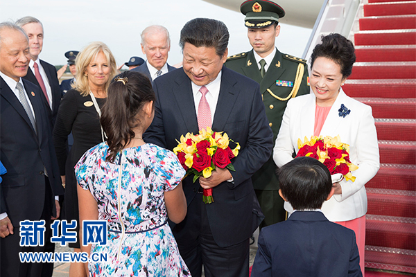 9月24日,国家主席习近平乘专机抵达美国首都华盛顿,继续对美国进行国事访问。这是美国儿童向习近平夫妇献花。 新华社记者黄敬文摄 9月24日,国家主席习近平乘专机抵达美国首都华盛顿,继续对美国进行国事访问。这是美国儿童向习近平夫妇献花。 新华社记者黄敬文摄