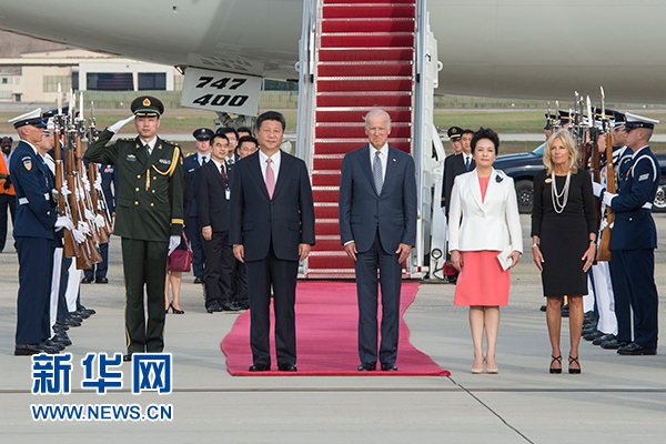 9月24日,国家主席习近平乘专机抵达美国首都华盛顿,继续对美国进行国事访问。美国副总统拜登和夫人专程来到机场,热情欢迎习近平和夫人彭丽媛。新华社记者王晔摄 9月24日,国家主席习近平乘专机抵达美国首都华盛顿,继续对美国进行国事访问。美国副总统拜登和夫人专程来到机场,热情欢迎习近平和夫人彭丽媛。新华社记者王晔摄