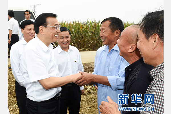 9月23日至25日，中共中央政治局常委、国务院总理李克强在河南考察。这是9月24日，李克强在长葛考察高标准农田时与当地农民亲切交谈。新华社记者谢环驰摄