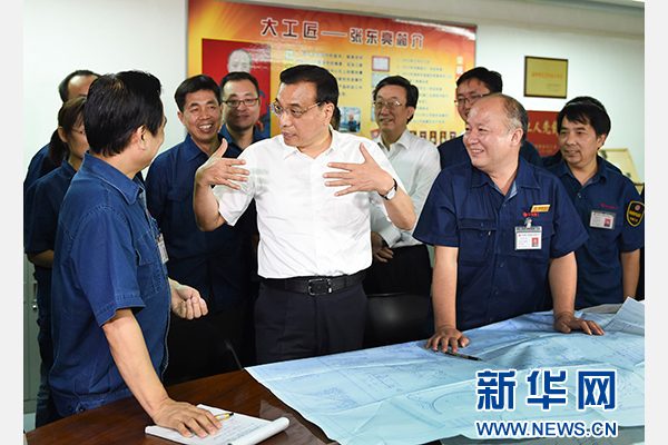 这是9月23日，李克强在洛阳矿山机械厂同工人们亲切交谈。新华社记者谢环驰摄