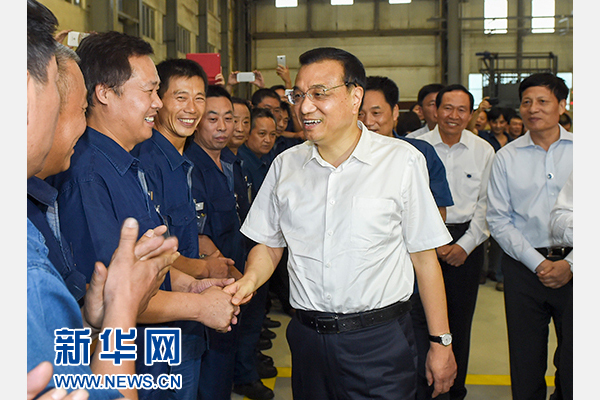 这是9月23日，李克强在洛阳矿山机械厂同工人们亲切交谈。新华社记者谢环驰摄