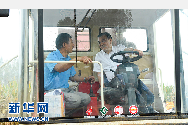 这是9月24日，李克强在长葛考察高标准农田时与当地农民亲切交谈。新华社记者谢环驰摄