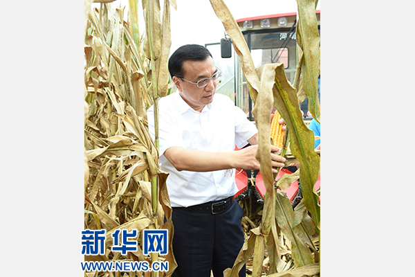 这是9月24日，李克强到长葛高标准农田察看玉米收成。新华社记者谢环驰摄