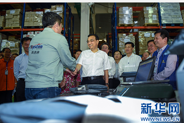 这是9月24日，李克强在河南保税物流中心考察跨境电子商务。新华社记者谢环驰摄