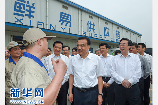 这是9月24日，李克强在河南鲜易控股公司同员工们亲切交谈。新华社记者谢环驰摄