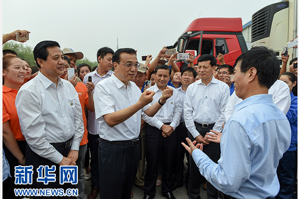 这是9月24日，李克强在河南鲜易控股公司考察。 新华社记者谢环驰摄