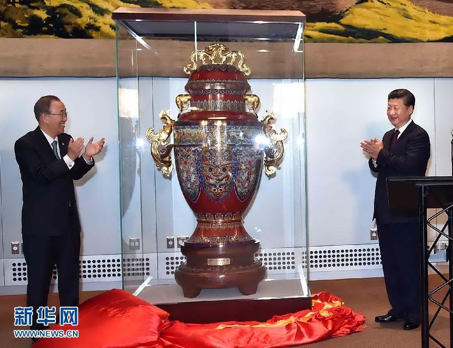 9月27日，国家主席习近平在纽约出席中国向联合国赠送&ldquo;和平尊&rdquo;仪式。联合国秘书长潘基文出席。 新华社记者 李涛 摄 