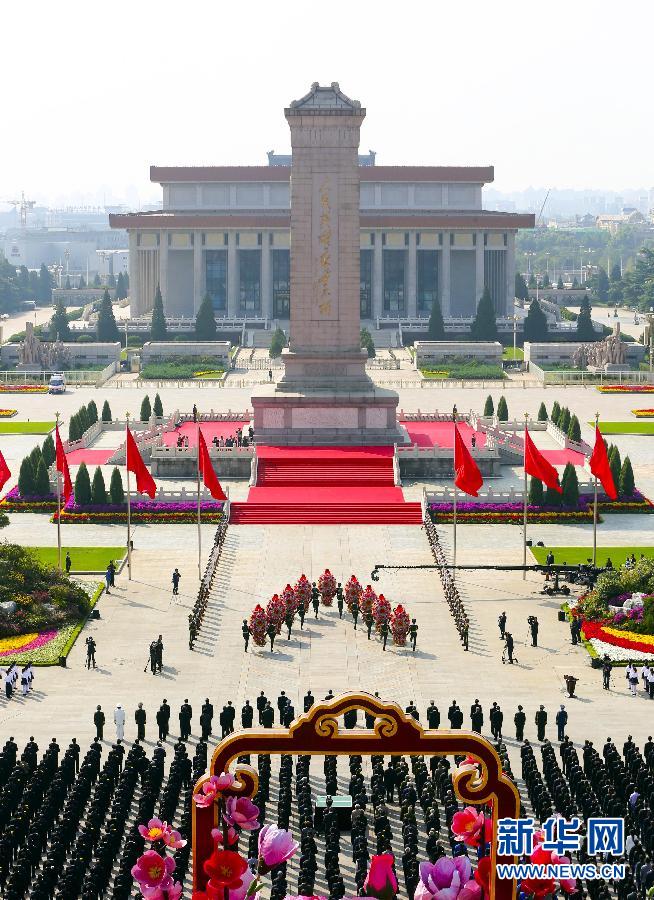 9月30日，烈士纪念日向人民英雄敬献花篮仪式在北京天安门广场隆重举行。 新华社记者 丁林 摄