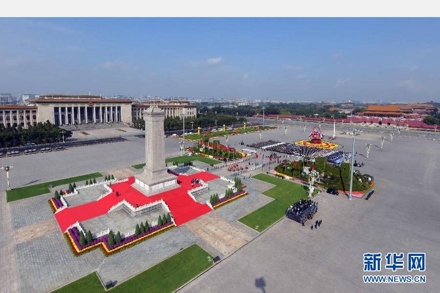 9月30日，烈士纪念日向人民英雄敬献花篮仪式在北京天安门广场隆重举行。 新华社记者 张铎 摄 