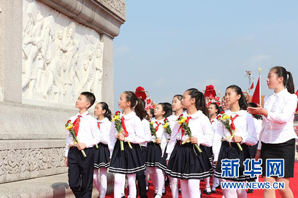 9月30日，烈士纪念日向人民英雄敬献花篮仪式在北京天安门广场隆重举行。 新华社记者 黄敬文 摄 