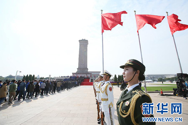 9月30日，烈士纪念日向人民英雄敬献花篮仪式在北京天安门广场隆重举行。 新华社记者 兰红光 摄
