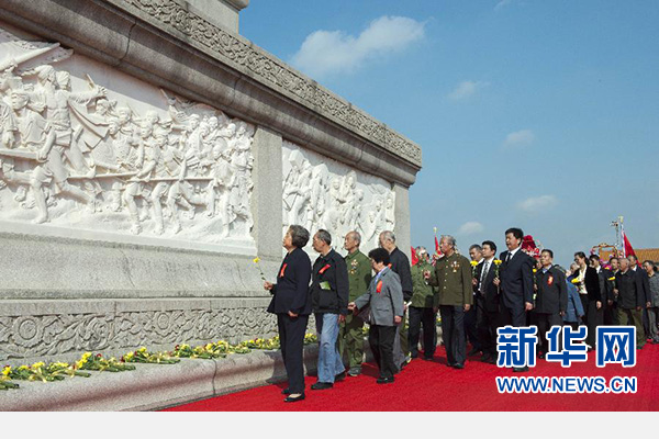 9月30日，烈士纪念日向人民英雄敬献花篮仪式在北京天安门广场隆重举行。 新华社记者 谢环驰 摄