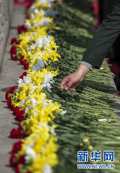 9月30日，烈士纪念日向人民英雄敬献花篮仪式在北京天安门广场隆重举行。 新华社记者 谢环驰 摄 