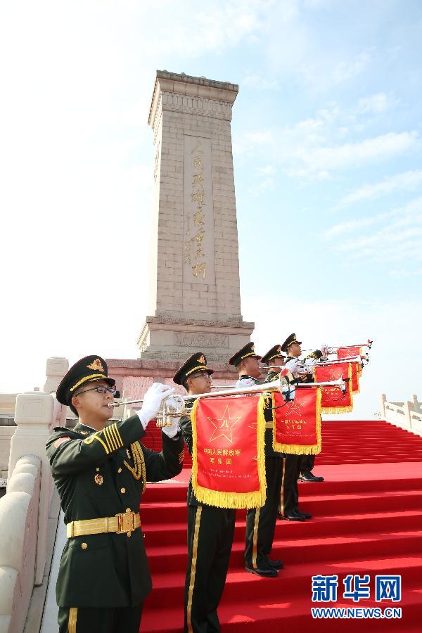 9月30日，烈士纪念日向人民英雄敬献花篮仪式在北京天安门广场隆重举行。 新华社记者 黄敬文 摄