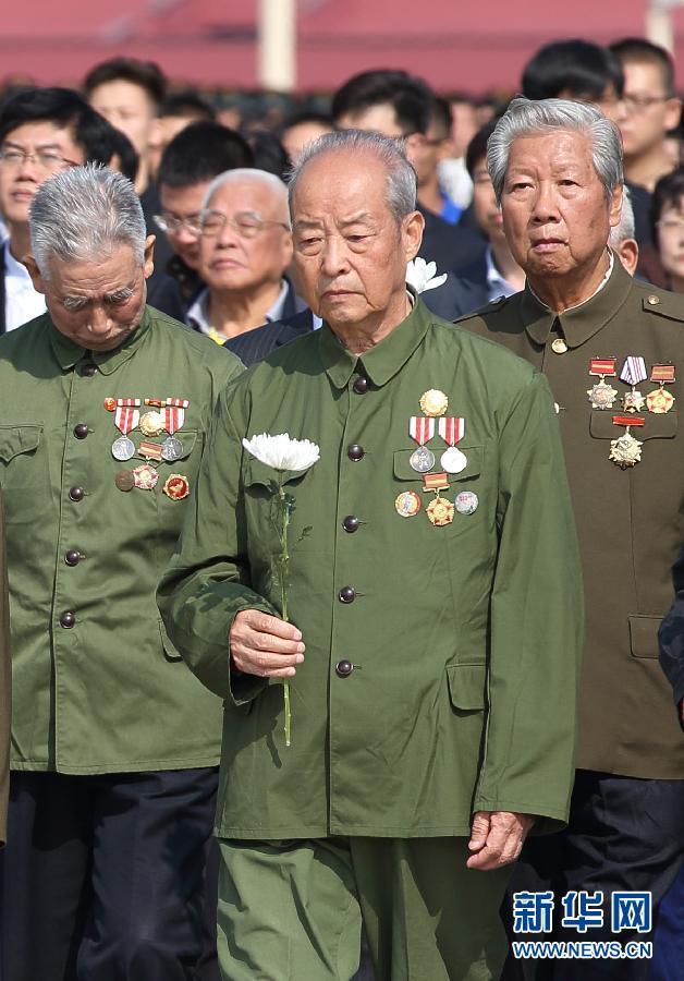 9月30日，烈士纪念日向人民英雄敬献花篮仪式在北京天安门广场隆重举行。 新华社记者 姚大伟 摄 