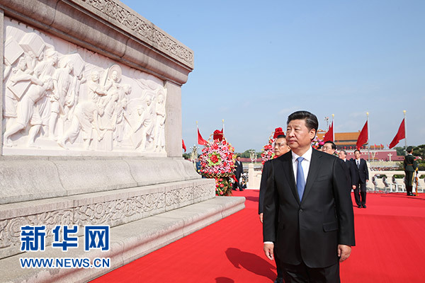9月30日上午，党和国家领导人习近平、李克强、张德江、刘云山、王岐山、张高丽等来到北京天安门广场，出席烈士纪念日向人民英雄敬献花篮仪式。这是习近平等党和国家领导人瞻仰人民英雄纪念碑。　　新华社记者 黄敬文 摄