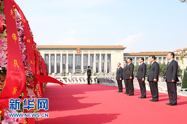 9月30日上午，党和国家领导人习近平、李克强、张德江、刘云山、王岐山、张高丽等来到北京天安门广场，出席烈士纪念日向人民英雄敬献花篮仪式。　　新华社记者 黄敬文 摄 