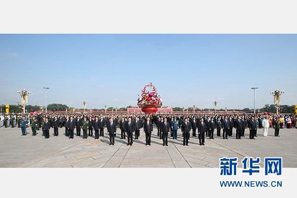 9月30日上午，党和国家领导人习近平、李克强、张德江、刘云山、王岐山、张高丽等来到北京天安门广场，出席烈士纪念日向人民英雄敬献花篮仪式。　　新华社记者 兰红光 摄