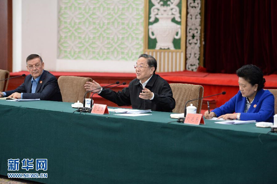 9月30日,中共中央政治局常委、全国政协主席、中央代表团团长俞正声在乌鲁木齐听取新疆维吾尔自治区党委、政府工作汇报。 新华社记者张领摄 9月30日,中共中央政治局常委、全国政协主席、中央代表团团长俞正声在乌鲁木齐听取新疆维吾尔自治区党委、政府工作汇报。 新华社记者张领摄