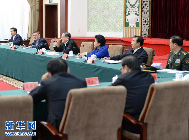 9月30日,中共中央政治局常委、全国政协主席、中央代表团团长俞正声在乌鲁木齐听取新疆维吾尔自治区党委、政府工作汇报。 新华社记者张领摄 9月30日,中共中央政治局常委、全国政协主席、中央代表团团长俞正声在乌鲁木齐听取新疆维吾尔自治区党委、政府工作汇报。 新华社记者张领摄