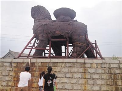 1994年以来，铁狮子就要依赖这些铁质支架站立。本版图片/新京报记者 范春旭 摄