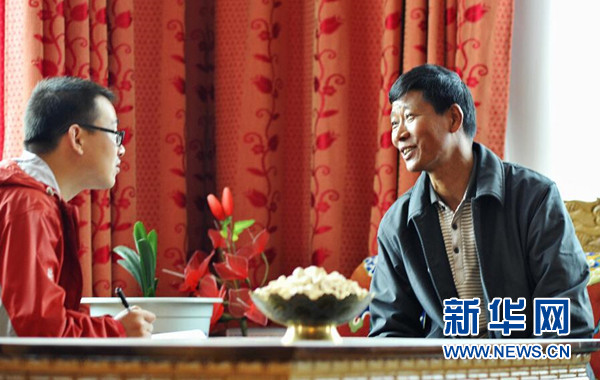     这是西藏林芝市巴宜区巴吉村村民格桑旺久（右）接受新华社记者采访（9月25日摄）。2011年7月西藏和平解放60周年庆祝活动时，习近平同志曾到其家中看望。多年来，他不仅自身创业致富，而且带领群众脱贫致富奔小康。金秋十月，水天澄碧。在中华人民共和国第66个国庆日到来前夕，习近平总书记在人民大会堂亲切会见了13位民族团结优秀代表，向他们致以节日的祝贺，勉励他们继续当好民族团结的使者。新华社记者张汝锋摄