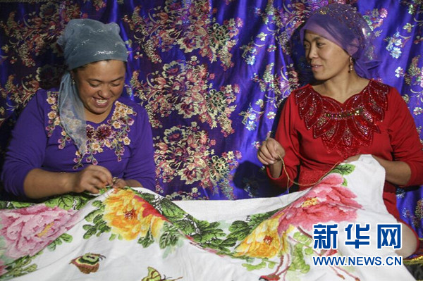 　　新疆库车县农民哈那依先&middot;艾尼瓦尔（左）和米热古丽&middot;艾尼瓦尔两姐妹在家中制作绣品（9月20日摄）。金秋十月，水天澄碧。在中华人民共和国第66个国庆日到来前夕，习近平总书记在人民大会堂亲切会见了13位民族团结优秀代表，向他们致以节日的祝贺，勉励他们继续当好民族团结的使者。新华社记者 江文耀 摄