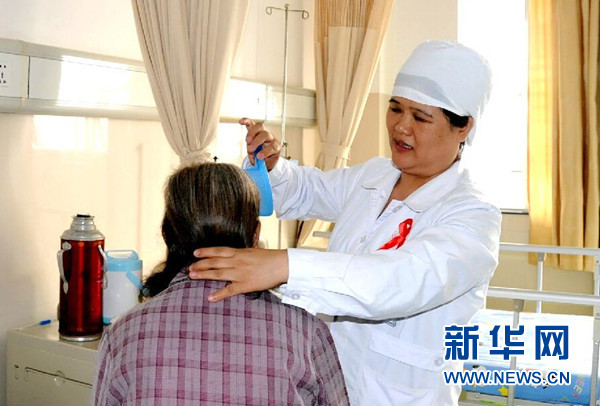     广西南宁市第四人民医院50岁的壮族护士长杜丽群在给老年患者做日常护理（2011年11月30日摄）。金秋十月，水天澄碧。在中华人民共和国第66个国庆日到来前夕，习近平总书记在人民大会堂亲切会见了13位民族团结优秀代表，向他们致以节日的祝贺，勉励他们继续当好民族团结的使者。新华社记者周华摄