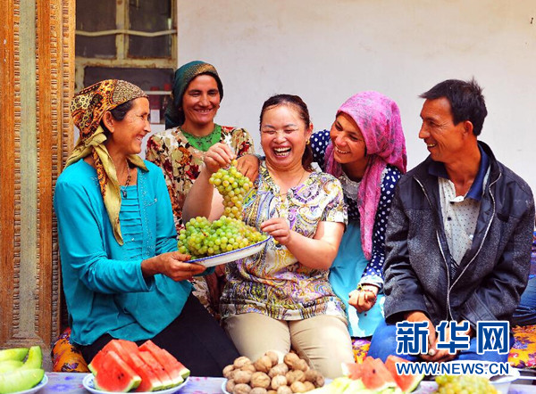     这是3月31日在西藏米林县南伊珞巴民族乡才召村拍摄的画面。金秋十月，水天澄碧。在中华人民共和国第66个国庆日到来前夕，习近平总书记在人民大会堂亲切会见了13位民族团结优秀代表，向他们致以节日的祝贺，勉励他们继续当好民族团结的使者。新华社记者 索朗罗布 摄