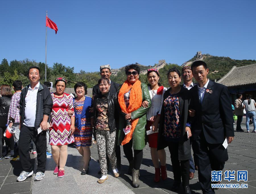 （社会）基层民族团结优秀代表游览长城
