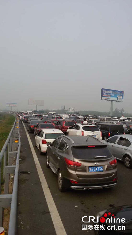 各地迎返程高峰 京港澳高速堵成停车场(组图)